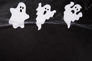 décoration d'halloween et concept d'horreur - toile d'araignée avec des fantômes sur fond noir photo