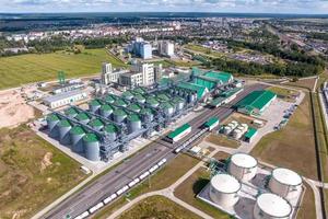 vue aérienne sur les rangées d'agro-silos élévateur à greniers avec ligne de nettoyage des graines sur l'usine de fabrication agro-industrielle pour le traitement du séchage, le nettoyage et le stockage des produits agricoles photo