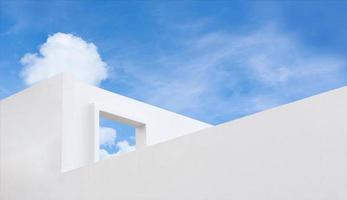 texture de mur de béton avec fenêtre ouverte contre le ciel bleu et les nuages, une partie du bâtiment en ciment blanc, aucune vue sur l'architecture moderne. avec ciel d'été, design minimaliste photo