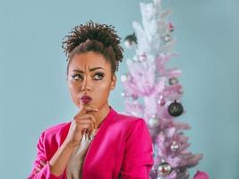 joyeuse femme afro-américaine sur le fond de l'arbre de noël. noël, nouvel an, bonheur, concept de vacances photo