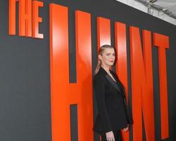 los angeles mars 9 - betty gilpin à la première de la chasse à l'arclight hollywood le 9 mars 2020 à los angeles, ca photo