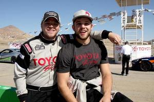 los angeles - 15 mars - brett davern, max thieriot au grand prix toyota de long beach pro-celebrity race training à willow springs international speedway le 15 mars 2014 à rosamond, ca photo