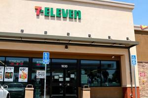 los angeles - avril 11 - 7-eleven store dans les entreprises réagissant au covid-19 sur la voie d'accueil le 11 avril 2020 à san bernardino, ca photo