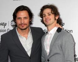 Los angeles - 20 mai - nick weschsler, connor paolo arrive à l'abc disney international upfronts au lot des studios walt disney le 20 mai 2012 à burbank, ca photo