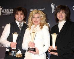 las vegas - 3 avril - le groupe perry dans la salle de presse de l'academy of country music awards 2011 au mgm grand garden arena le 3 avril 2010 à las vegas, nv photo