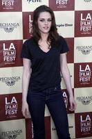 los angeles - 21 juin - kristen stewart arrivant à une meilleure vie projection de gala en première mondiale au festival du film de los angeles 2011 au regal cinemas la live le 21 juin 2011 à los angeles, ca photo