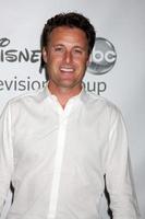 Los angeles - 7 août - chris harrison arrivant à la soirée de presse d'été 2011 du groupe disney abc television à l'hôtel beverly hilton le 7 août 2011 à beverly hills, ca photo