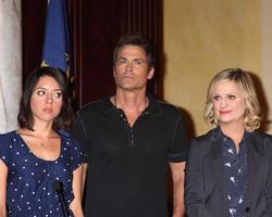 los angeles - 16 oct - aubrey plaza, rob lowe, amy poehler à la célébration du 100e épisode des parcs et loisirs aux studios cbs - radford le 16 octobre 2013 à studio city, ca photo