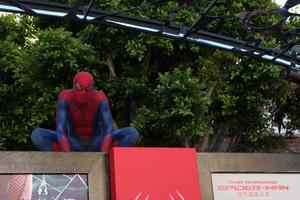 los angeles - 28 juin - atmosphère - le personnage de spider-man arrive à la première de l'incroyable spider-man au théâtre du village le 28 juin 2012 à westwood, ca photo