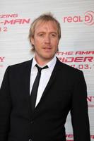 Los angeles - 28 juin - rhys ifans arrive à la première de l'incroyable spider-man au théâtre du village le 28 juin 2012 à westwood, ca photo