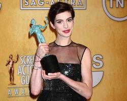 Los angeles - jan 27 - anne hathaway dans la salle de presse lors des prix de la guilde des acteurs de cinéma 2013 au shrine auditorium le 27 janvier 2013 à los angeles, ca photo