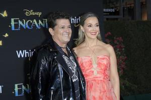 Los angeles - 3 novembre - carlos vives, claudia elena va squez à la première mondiale d'encanto au théâtre el capitan le 3 novembre 2021 à los angeles, ca photo