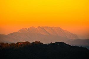 Lever du soleil au mont Luang Chiang Dao photo