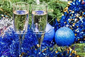 deux verres avec des décorations de Noël bleues et un arbre 8 photo