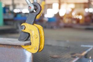 levage par pince en acier pour les travaux de fabrication en usine soulevant une poutre en H avec un pont roulant photo