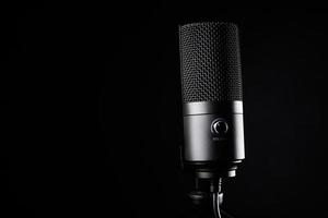 microphone de studio sur fond sombre photo
