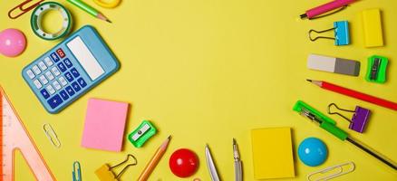 espace de travail créatif et tendance, à l'école ou au bureau avec des fournitures colorées photo