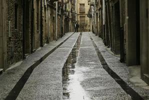 marcher avec un parapluie dans la neige photo