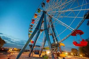 une grande roue d'attraction dans le parc d'attractions la nuit photo