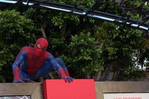 los angeles - 28 juin - atmosphère - le personnage de spider-man arrive à la première de l'incroyable spider-man au théâtre du village le 28 juin 2012 à westwood, ca photo