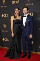 Los angeles - 17 septembre naomi scott, adam scott au 69e primetime emmy awards - arrivées au microsoft theatre le 17 septembre 2017 à los angeles, ca photo