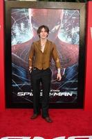 Los Angeles - 28 juin - Reeve Carney arrive à la première de The Amazing Spider-Man au Village Theatre le 28 juin 2012 à Westwood, Californie photo