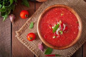 soupe de gaspacho de tomates au poivre et à l'ail. photo