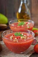 soupe de gaspacho de tomates au poivre et à l'ail. photo