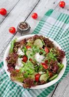 salade diététique utile avec du fromage cottage, des herbes et des légumes photo