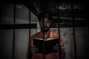 portrait d'un homme désespéré d'attraper la prison de fer, concept de prisonnier, peuple thaïlandais, espoir d'être libre, si la violation de la loi était arrêtée et emprisonnée. photo