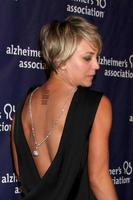 los angeles - mar 18 - kaley cuoco-sweeting au 23e annuel une nuit à sardi s au profit de l'association alzheimer à l'hôtel beverly hilton le 18 mars 2015 à beverly hills, ca photo