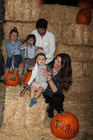 Los angeles - oct 4 - ali landry, famille à la montée des jack o lanterns à descanso gardens le 4 octobre 2014 à la canada flintridge, ca photo