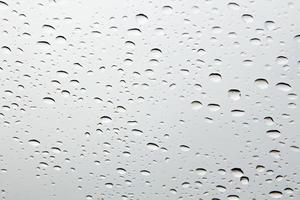 gouttes d'eau et perles d'eau sur verre clair. photo