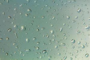 gouttes d'eau et perles d'eau sur verre clair. photo