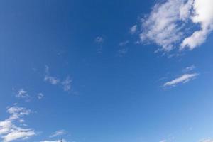 nuages blancs, flottant et se formant avec un ciel bleu en arrière-plan photo