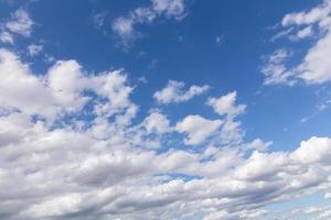 nuages blancs, flottant et se formant avec un ciel bleu en arrière-plan photo