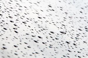 gouttes d'eau et perles d'eau sur verre clair. photo