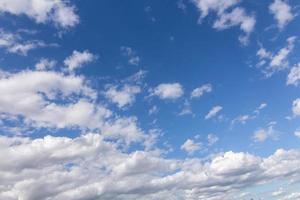 nuages blancs, flottant et se formant avec un ciel bleu en arrière-plan photo