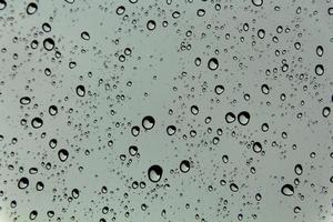 gouttes d'eau et perles d'eau sur verre clair. photo