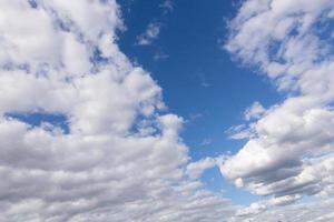 nuages blancs, flottant et se formant avec un ciel bleu en arrière-plan photo