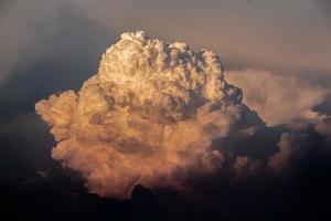 nuages orange reflétés dans la lumière du soleil du soir. , est une masse comme une masse cérébrale photo