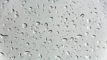 gouttes d'eau et perles d'eau sur verre clair. photo