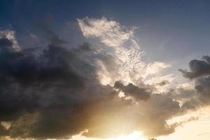 le nuage noir qui formait un nuage de pluie photo