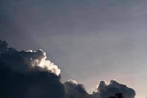 le nuage noir qui formait un nuage de pluie photo