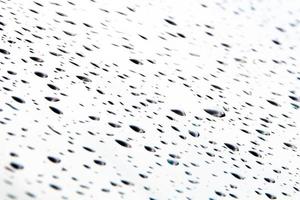 gouttes d'eau et perles d'eau sur verre clair. photo