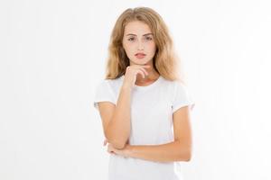 portrait d'une jeune femme blonde caucasienne avec des cheveux sains et une bonne peau isolée sur fond blanc. espace de copie. concept de soins de la peau et de maquillage. photo