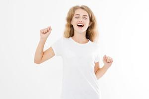 notion de succès. jeune femme caucasienne très heureuse et excitée en t-shirt modèle vierge isolé sur fond blanc. espace de copie. maquette photo