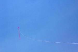 cerf-volant rose volant avec un ciel bleu en allemagne. photo