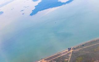 voler au-dessus des nuages et de l'aéroport de paysage au-dessus de singapour. photo