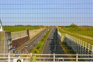 autoroute autoroute route dans le tunnel weser en allemagne. photo